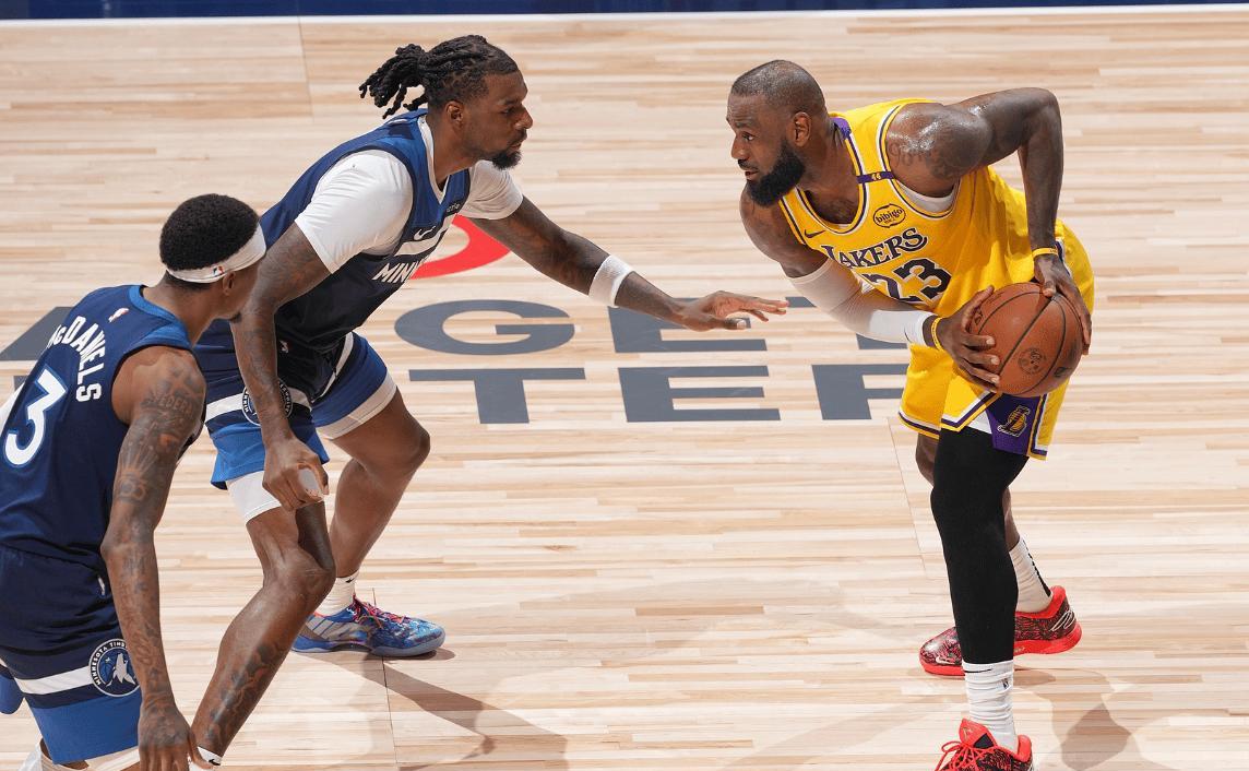 开云平台-詹姆斯对阵海港展开拉锯大战，最终险胜对手(詹姆斯对阵海港展开拉锯大战,最终险胜对手是谁)